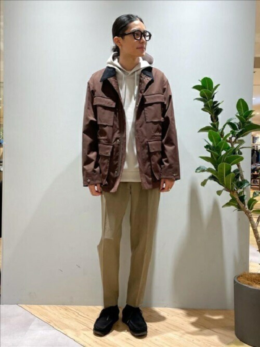 「ブルゾン、ミリタリー、パーカー、秋のコーデ、プルオーバー、タケオキクチ(TAKEO KIKUCHI)、撥水加工、TAKEO KIKUCHI、フィールドジャケット」｜「TAKEO KIKUCHIのダントツ撥水(R) ブルゾン（ミリタリージャケット、ブラウン系）」を使った、TAKEO KIKUCHIさん（メンズ・180cm）の秋コーディネートの1枚目の写真