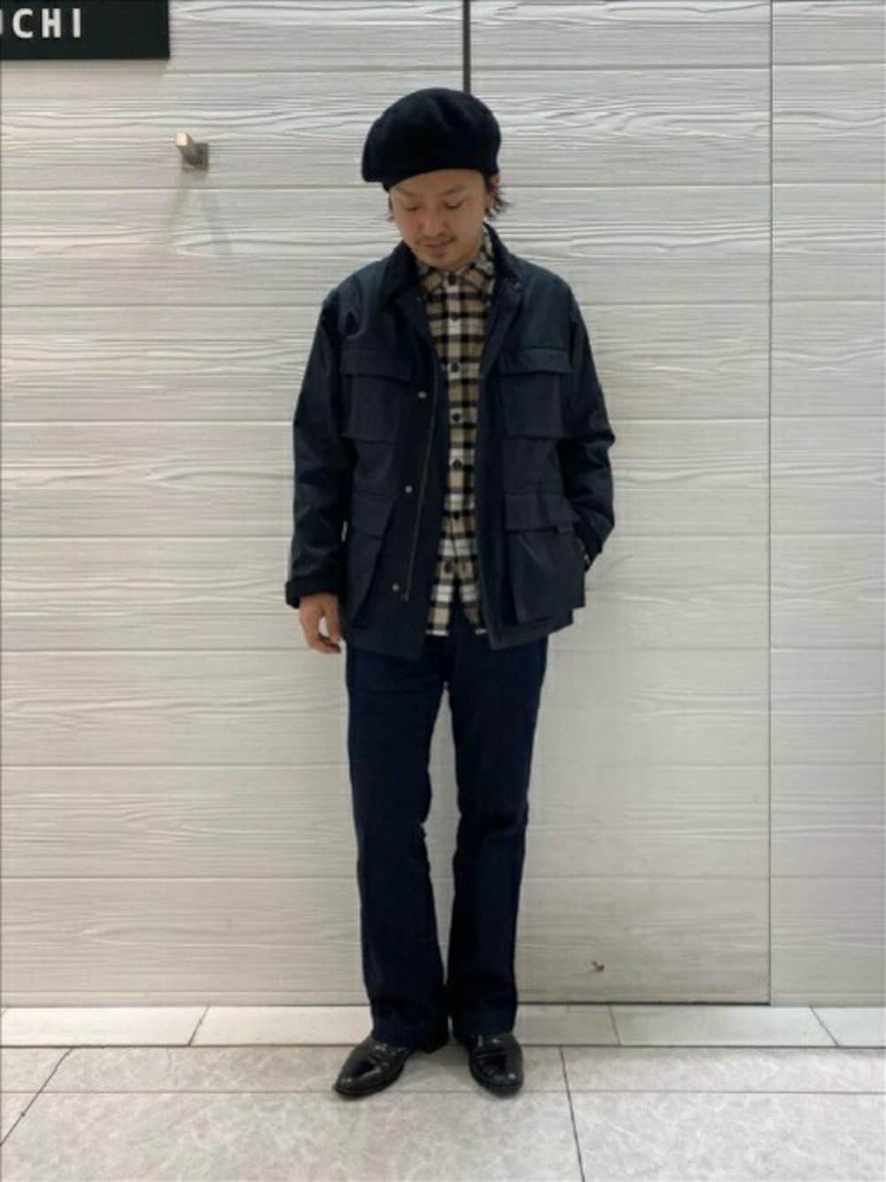 「ブルゾン、デニム、ミリタリー、チェックシャツ、タケオキクチ(TAKEO KIKUCHI)、TAKEO KIKUCHI、フィールドジャケット」｜「TAKEO KIKUCHIのダントツ撥水(R) ブルゾン（ミリタリージャケット、ブラック系）」を使った、TAKEO KIKUCHIさん（メンズ・173cm）の秋コーディネートの1枚目の写真