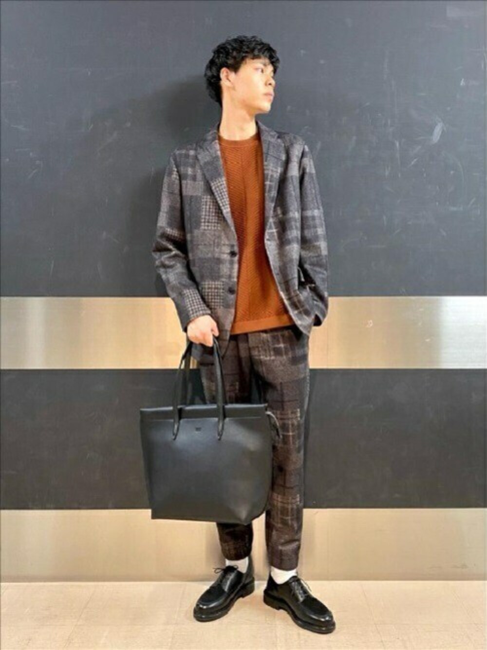 「ジャケット、トートバッグ、セットアップ、コンビシューズ、タケオキクチ(TAKEO KIKUCHI)、TAKEO KIKUCHI、モックネック、ダウンファブリック」｜「TAKEO KIKUCHIの【Sサイズ～】ダウンファブリック ジャケット（スーツジャケット、ブラウン系）」を使った、TAKEO KIKUCHIさん（メンズ・180cm）の秋コーディネートの1枚目の写真