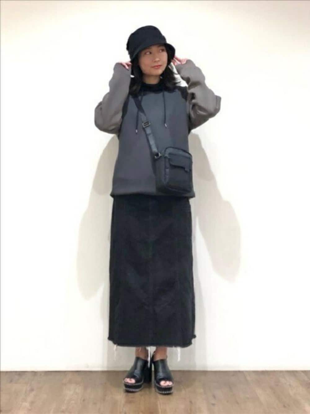 「ショルダーバッグ、パーカー、プルオーバー、ハット、タケオキクチ(TAKEO KIKUCHI)、TAKEO KIKUCHI」｜「TAKEO KIKUCHIのエアダン プルオーバーパーカー（パーカー、ブラック系）」を使った、TAKEO KIKUCHIさん（レディース・164cm）の秋コーディネートの1枚目の写真