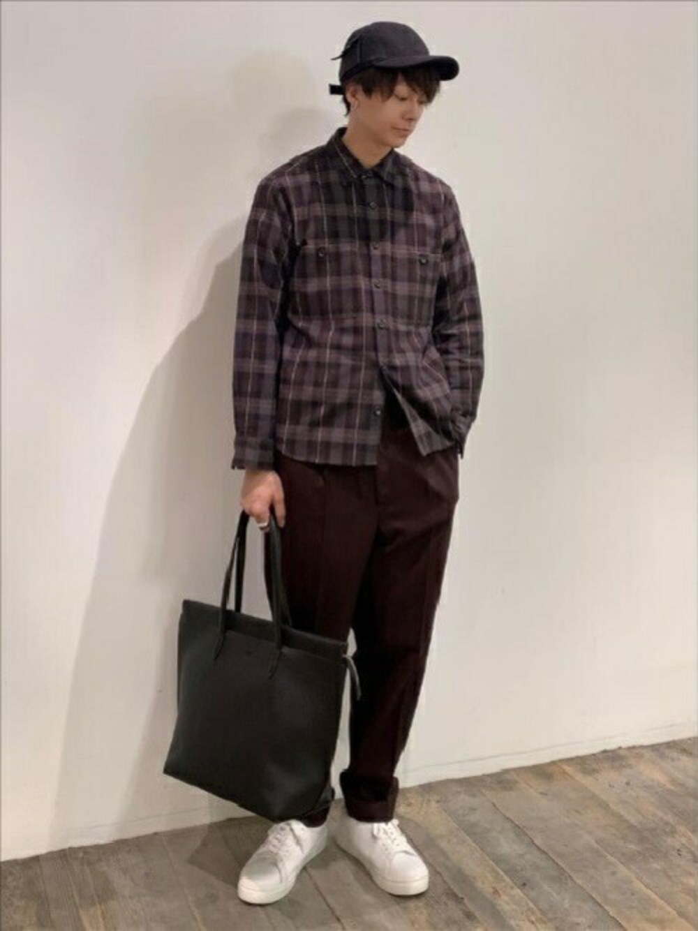 「チェック、スニーカー、トートバッグ、キャップ、タケオキクチ(TAKEO KIKUCHI)、シャツスタイル、TAKEO KIKUCHI」｜「TAKEO KIKUCHIのコットン ウール アムンゼン チェック シャツ（シャツ/ブラウス、ブラウン系）」を使った、TAKEO KIKUCHIさん（メンズ・178cm）の秋コーディネートの1枚目の写真