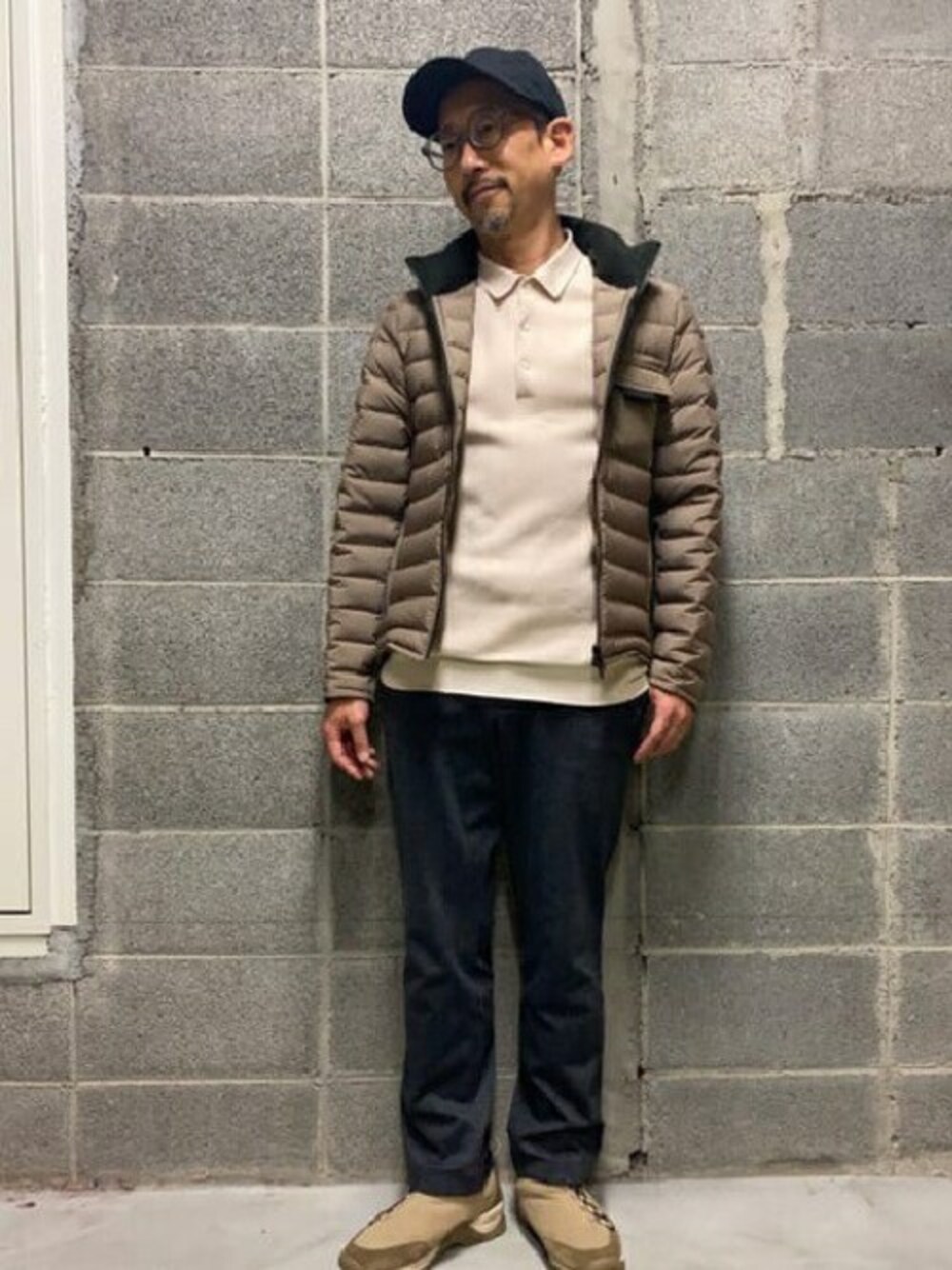 「ダウンジャケット、キャップ、タケオキクチ(TAKEO KIKUCHI)、TAKEO KIKUCHI、トレッキングシューズ」｜「TAKEO KIKUCHIの2WAY ダウン ブルゾン（ダウンジャケット/コート、ブラウン系）」を使った、TAKEO KIKUCHIさん（メンズ・168cm）の秋コーディネートの1枚目の写真
