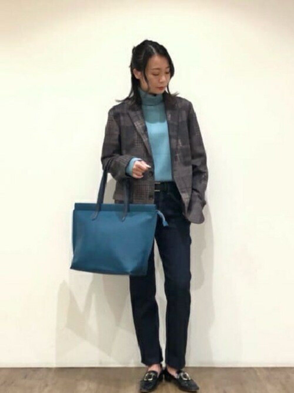 「ニット、ジャケット、デニム、トートバッグ、タートルネック、タケオキクチ(TAKEO KIKUCHI)、TAKEO KIKUCHI、メッシュベルト、ダウンファブリック」｜「TAKEO KIKUCHIの【Sサイズ～】ダウンファブリック ジャケット（スーツジャケット、ブラウン系）」を使った、TAKEO KIKUCHIさん（レディース・164cm）の秋コーディネートの1枚目の写真