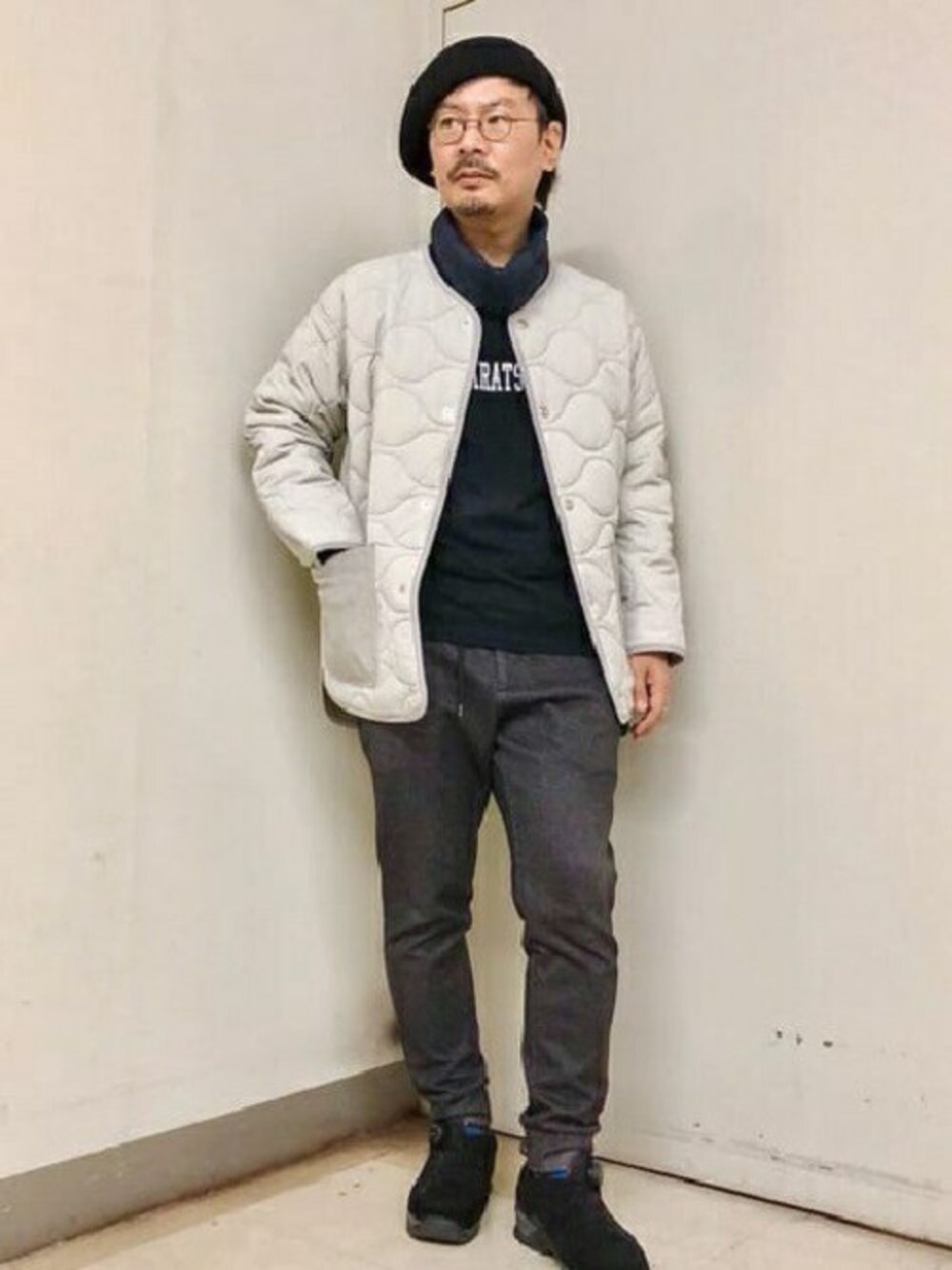 「カットソー、ブルゾン、キルティング、ネックウォーマー、タケオキクチ(TAKEO KIKUCHI)、TAKEO KIKUCHI、エンブロイダリー、40ct&525」｜「TAKEO KIKUCHIのキルティング トリム 中綿ブルゾン（ブルゾン、ホワイト系）」を使った、TAKEO KIKUCHIさん（メンズ・170cm）の秋コーディネートの1枚目の写真