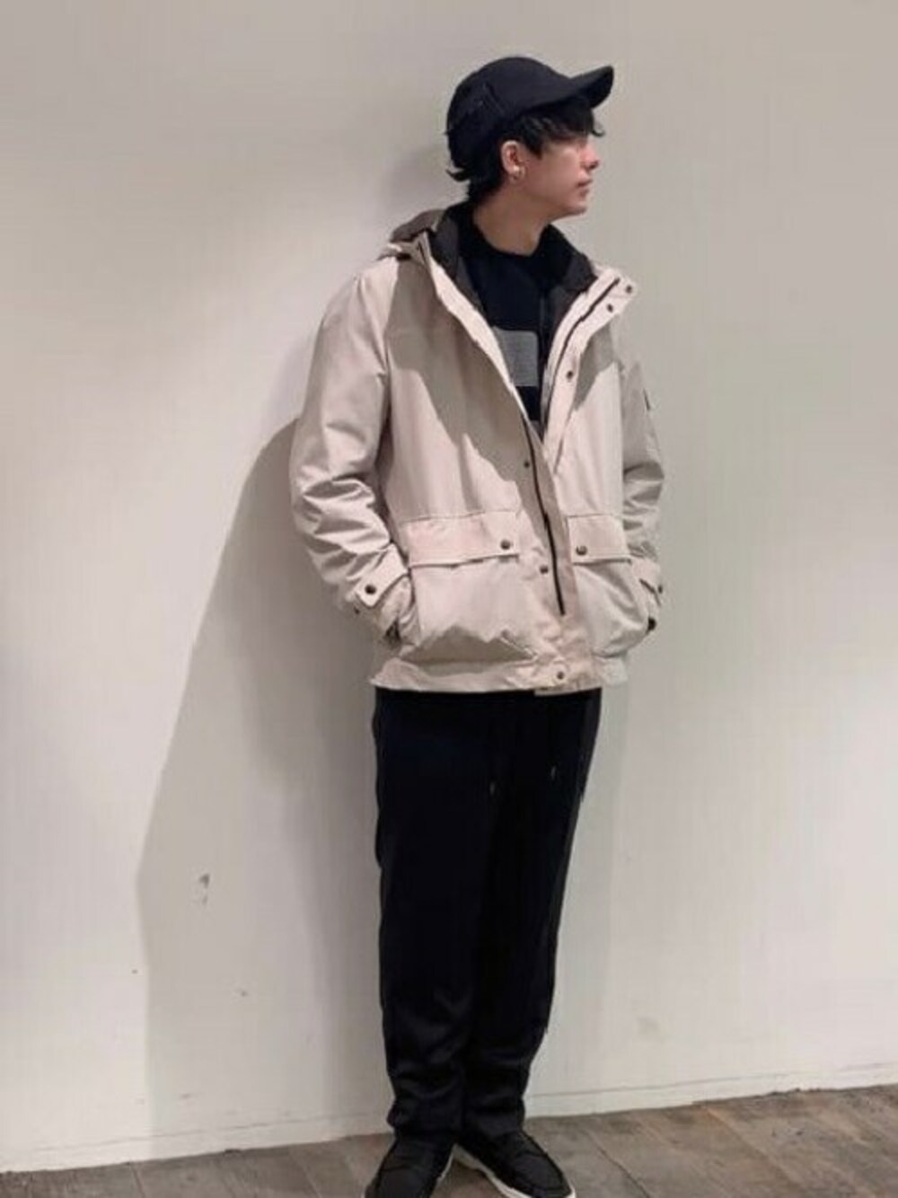 「ニット、ダウンジャケット、キャップ、3way、カシミヤ、イージーパンツ、タケオキクチ(TAKEO KIKUCHI)、TAKEO KIKUCHI、ライナージャケット、フルカシ」｜「TAKEO KIKUCHIの3WAY グログラン エコ ダウン ライナー ブルゾン（ダウンジャケット/コート、ベージュ系）」を使った、TAKEO KIKUCHIさん（メンズ・178cm）の秋コーディネートの1枚目の写真