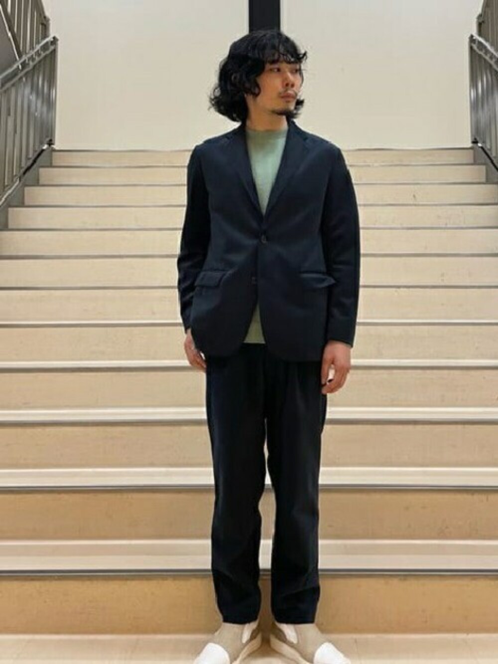 「ニット、ジャケット、セットアップ、コーデュロイ、スリッポン、タケオキクチ(TAKEO KIKUCHI)、TAKEO KIKUCHI、ホールガーメント、ダウンファブリック」｜「TAKEO KIKUCHIの【Sサイズ～】ダウンファブリック コーデュロイ ジャケット（スーツジャケット、ブルー系）」を使った、TAKEO KIKUCHIさん（メンズ・170cm）の秋コーディネートの1枚目の写真