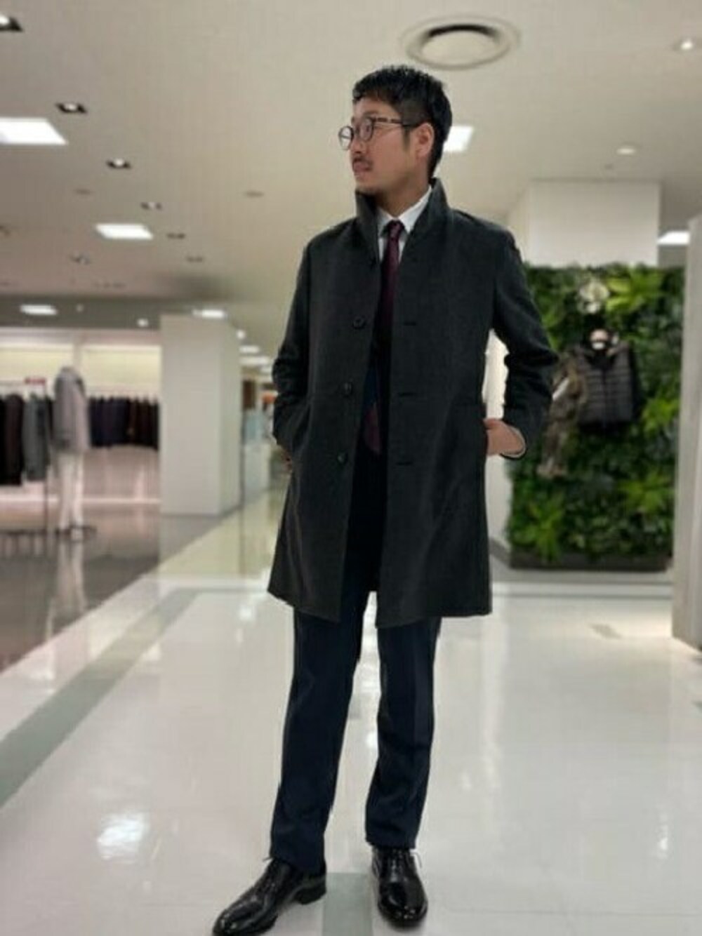 「ウールコート、スーツ、ドレスシューズ、ネクタイ、タケオキクチ(TAKEO KIKUCHI)、スタンドカラー、TAKEO KIKUCHI」｜「TAKEO KIKUCHIの【Sサイズ～】ウールカシミヤ ビーバーコート（その他アウター、グレー系）」を使った、TAKEO KIKUCHIさん（メンズ・173cm）の秋コーディネートの1枚目の写真