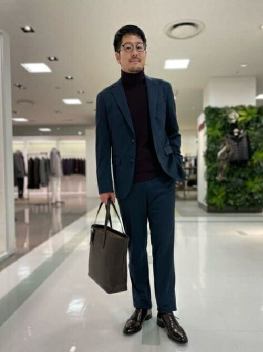 「トートバッグ、ドレスシューズ、タートルネック、タケオキクチ(TAKEO KIKUCHI)、スーツスタイル、TAKEO KIKUCHI」｜「TAKEO KIKUCHIの抗ウイルス　絣縞 スーツ（スーツセット、ブルー系）」を使った、TAKEO KIKUCHIさん（メンズ・173cm）の秋コーディネートの1枚目の写真