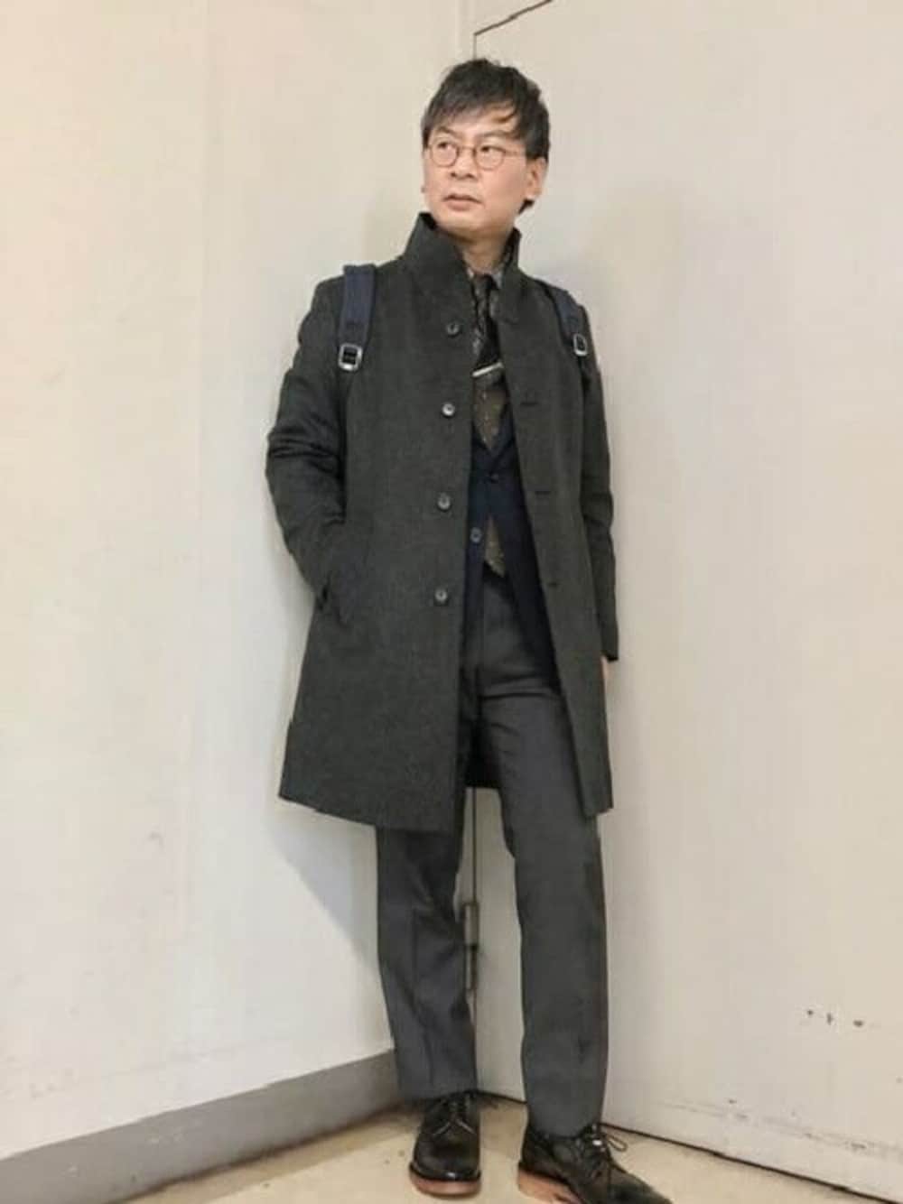 「バックパック、ウールコート、タケオキクチ(TAKEO KIKUCHI)、スタンドカラー、TAKEO KIKUCHI、40ct&525」｜「TAKEO KIKUCHIの【Sサイズ～】ウールカシミヤ ビーバーコート（その他アウター、グレー系）」を使った、TAKEO KIKUCHIさん（メンズ・170cm）の冬コーディネートの1枚目の写真