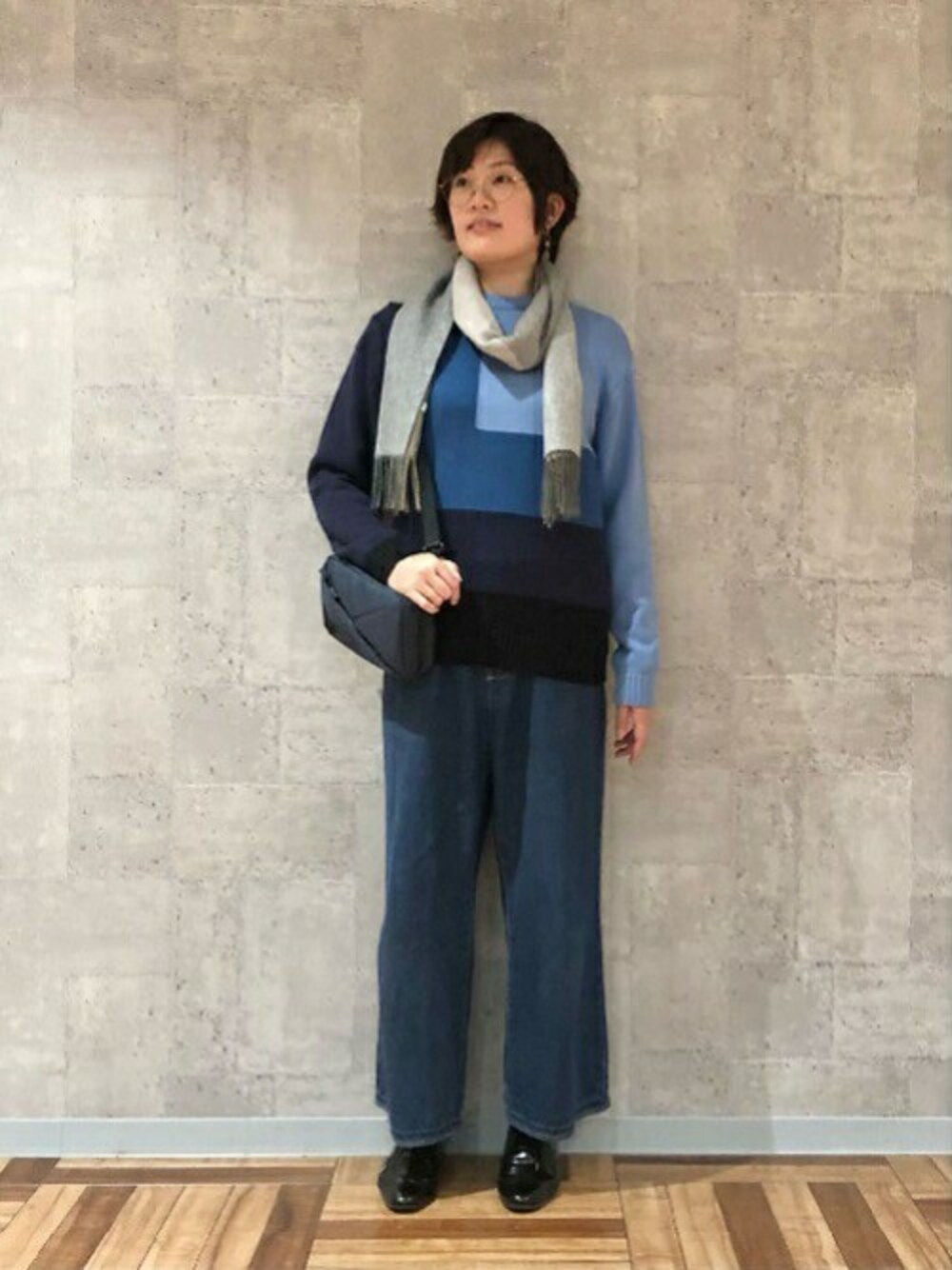 「ニット、マフラー、ショルダーバッグ、カシミヤ、タケオキクチ(TAKEO KIKUCHI)、TAKEO KIKUCHI」｜「TAKEO KIKUCHIの【Sサイズ～】スクエアグラデーション ニット（ニット/セーター、ブルー系）」を使った、TAKEO KIKUCHIさん（レディース・167cm）の冬コーディネートの1枚目の写真