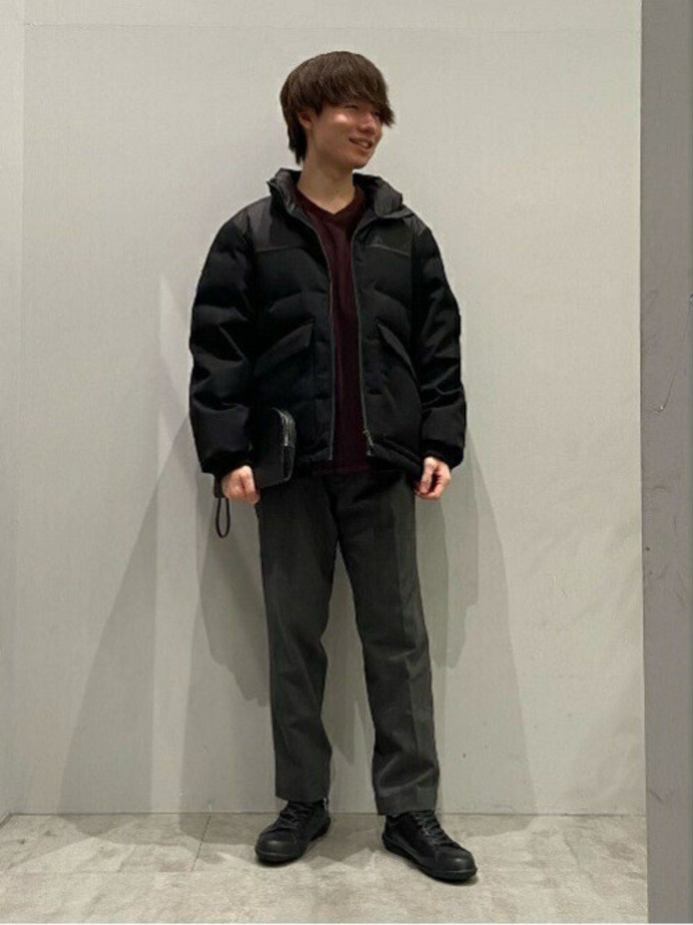 「カットソー、ダウンジャケット、クラッチバッグ、スラックス、タケオキクチ(TAKEO KIKUCHI)、TAKEO KIKUCHI」｜「TAKEO KIKUCHIの【Sサイズ～】切替 スタンドカラー ダウンブルゾン（ダウンジャケット/コート、ブラック系）」を使った、TAKEO KIKUCHIさん（メンズ・166cm）の冬コーディネートの1枚目の写真