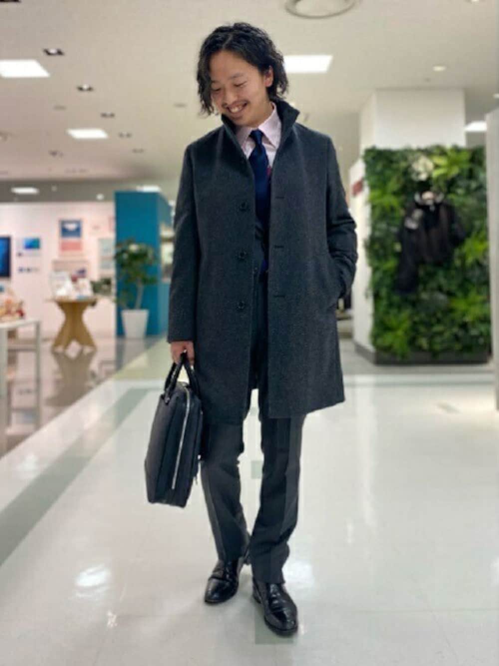 「ビジネスバッグ、ウールコート、スーツ、ネクタイ、タケオキクチ(TAKEO KIKUCHI)、スタンドカラー、ドレスシャツ、TAKEO KIKUCHI」｜「TAKEO KIKUCHIの【Sサイズ～】ウールカシミヤ ビーバーコート（その他アウター、グレー系）」を使った、TAKEO KIKUCHIさん（メンズ・173cm）の冬コーディネートの1枚目の写真