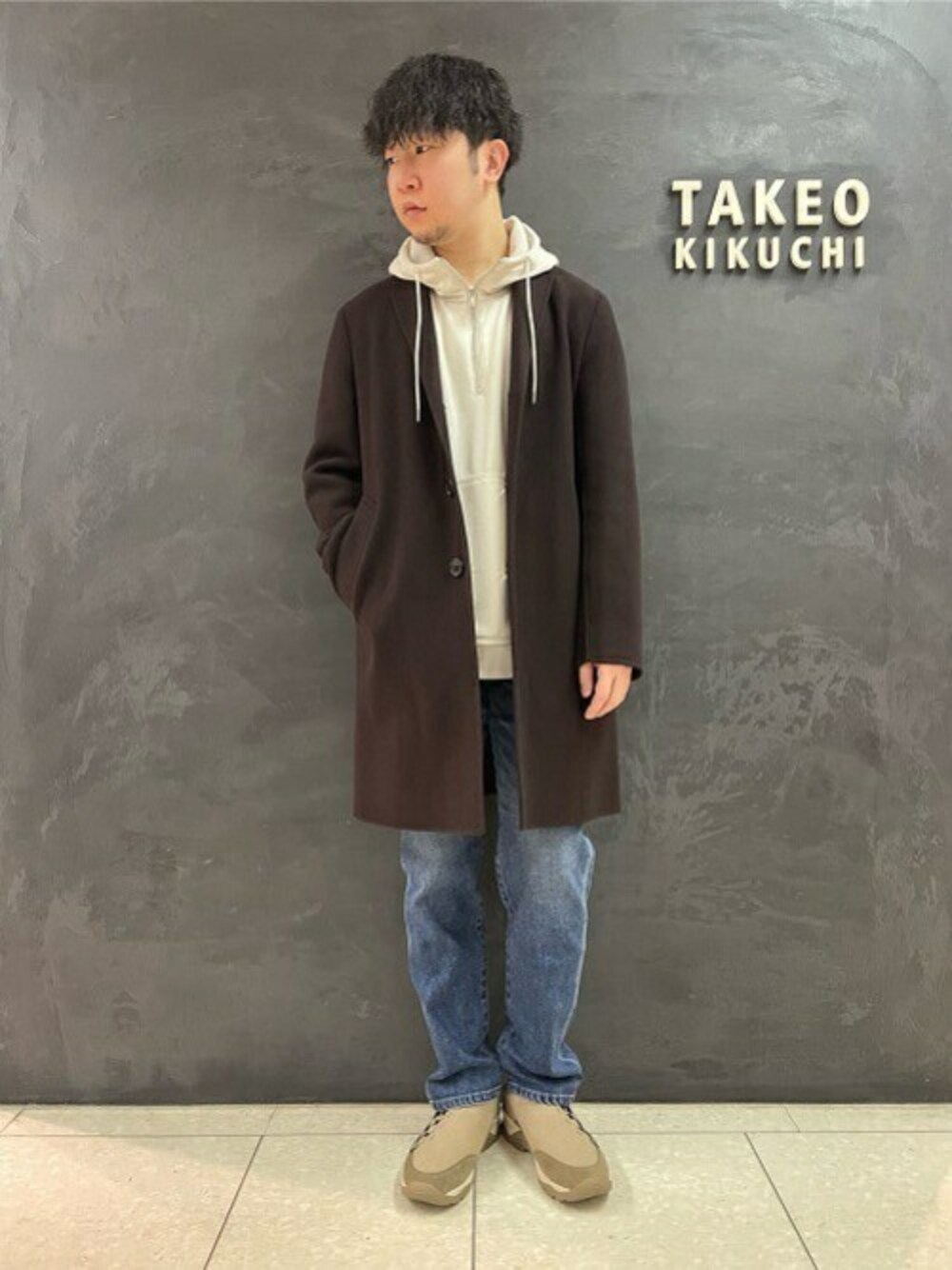 「デニム、チェスターコート、パーカー、プルオーバー、タケオキクチ(TAKEO KIKUCHI)、TAKEO KIKUCHI」｜「TAKEO KIKUCHIのダブルクロス チェスター コート（チェスターコート、ブラウン系）」を使った、TAKEO KIKUCHIさん（メンズ・170cm）の冬コーディネートの1枚目の写真