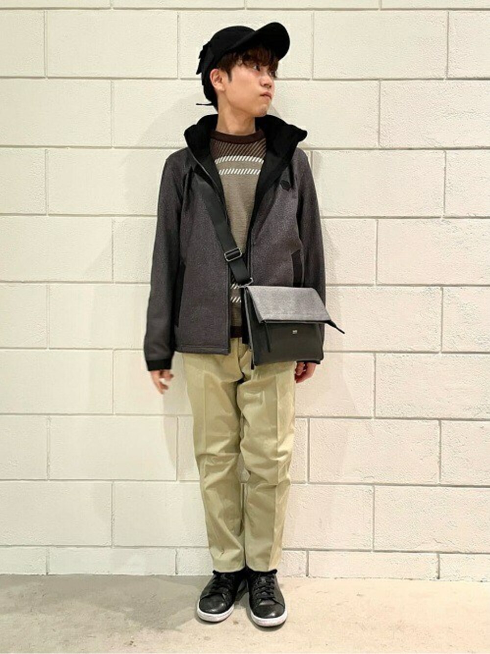 「ブルゾン、ニット、クラッチバッグ、チノパン、ショルダーバッグ、キャップ、タケオキクチ(TAKEO KIKUCHI)、TAKEO KIKUCHI、ダウンファブリック」｜「TAKEO KIKUCHIの【Sサイズ～】ダウンファブリック スタンドカラーブルゾン（ダウンジャケット/コート、グレー系）」を使った、TAKEO KIKUCHIさん（メンズ・162cm）の冬コーディネートの1枚目の写真