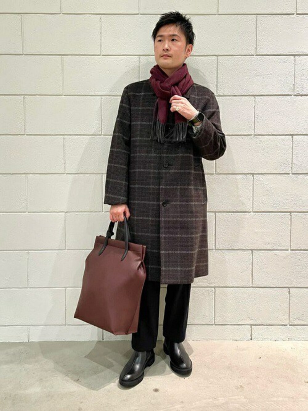 「トートバッグ、マフラー、ステンカラーコート、スラックス、ウールコート、カシミヤ、タケオキクチ(TAKEO KIKUCHI)、レインシューズ、TAKEO KIKUCHI」｜「TAKEO KIKUCHIのビーバー グレンチェック コート（ステンカラーコート、ブラウン系）」を使った、TAKEO KIKUCHIさん（メンズ・165cm）の冬コーディネートの1枚目の写真