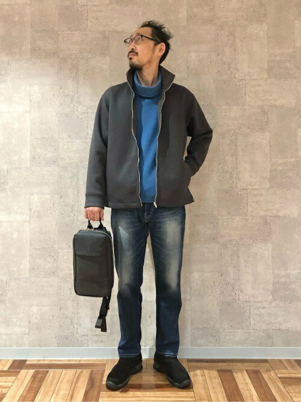 「ブルゾン、デニム、ショルダーバッグ、オフタートル、タケオキクチ(TAKEO KIKUCHI)、スタンドカラー、TAKEO KIKUCHI、トレッキングシューズ」｜「TAKEO KIKUCHIのエアダン ZIP スタンドカラー ブルゾン（ブルゾン、グレー系）」を使った、TAKEO KIKUCHIさん（メンズ・182cm）の冬コーディネートの1枚目の写真