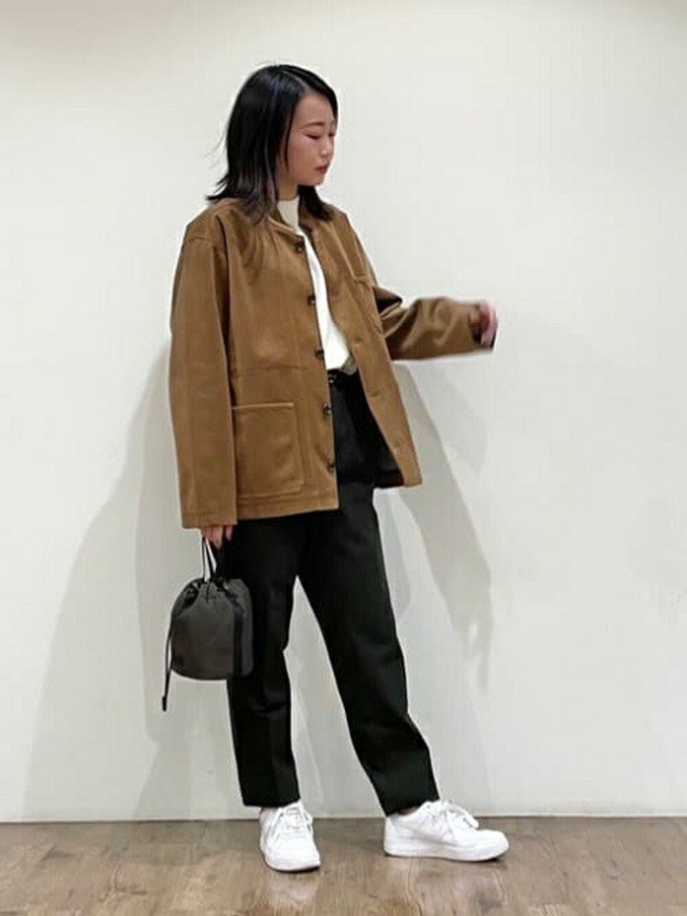 「ブルゾン、ニット、ショルダーバッグ、スラックス、タケオキクチ(TAKEO KIKUCHI)、TAKEO KIKUCHI、ダウンファブリック」｜「TAKEO KIKUCHIの【Sサイズ～】ダウンファブリック コーデュロイ カバーオール（ダウンジャケット/コート、ブラウン系）」を使った、TAKEO KIKUCHIさん（レディース・164cm）の冬コーディネートの1枚目の写真