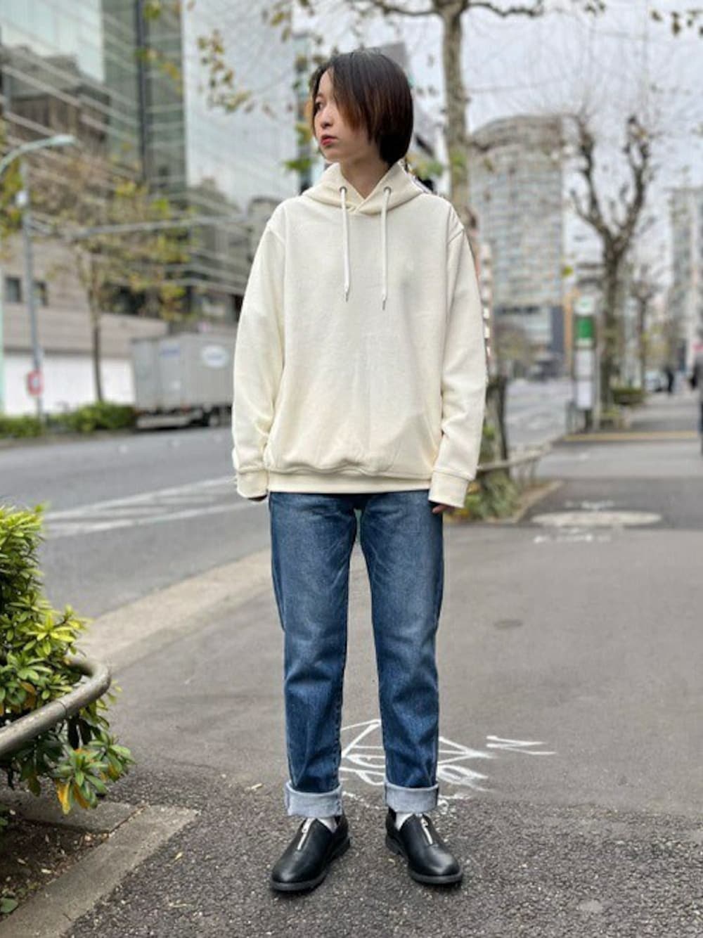 「デニム、パーカー、プルオーバー、タケオキクチ(TAKEO KIKUCHI)、TAKEO KIKUCHI」｜「TAKEO KIKUCHIのブークレ ダンボール フード パーカー（パーカー、ホワイト系）」を使った、TAKEO KIKUCHIさん（レディース・163cm）の冬コーディネートの1枚目の写真