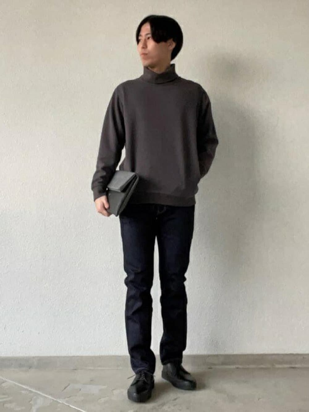「デニム、クラッチバッグ、ショルダーバッグ、ドレスシューズ、オフタートル、タケオキクチ(TAKEO KIKUCHI)、TAKEO KIKUCHI」｜「TAKEO KIKUCHIの【Sサイズ～】11.5oz ストレッチ 5ポケット ストレッチ デニム リジッド（デニムパンツ、ブルー系）」を使った、TAKEO KIKUCHIさん（メンズ・175cm）の冬コーディネートの1枚目の写真