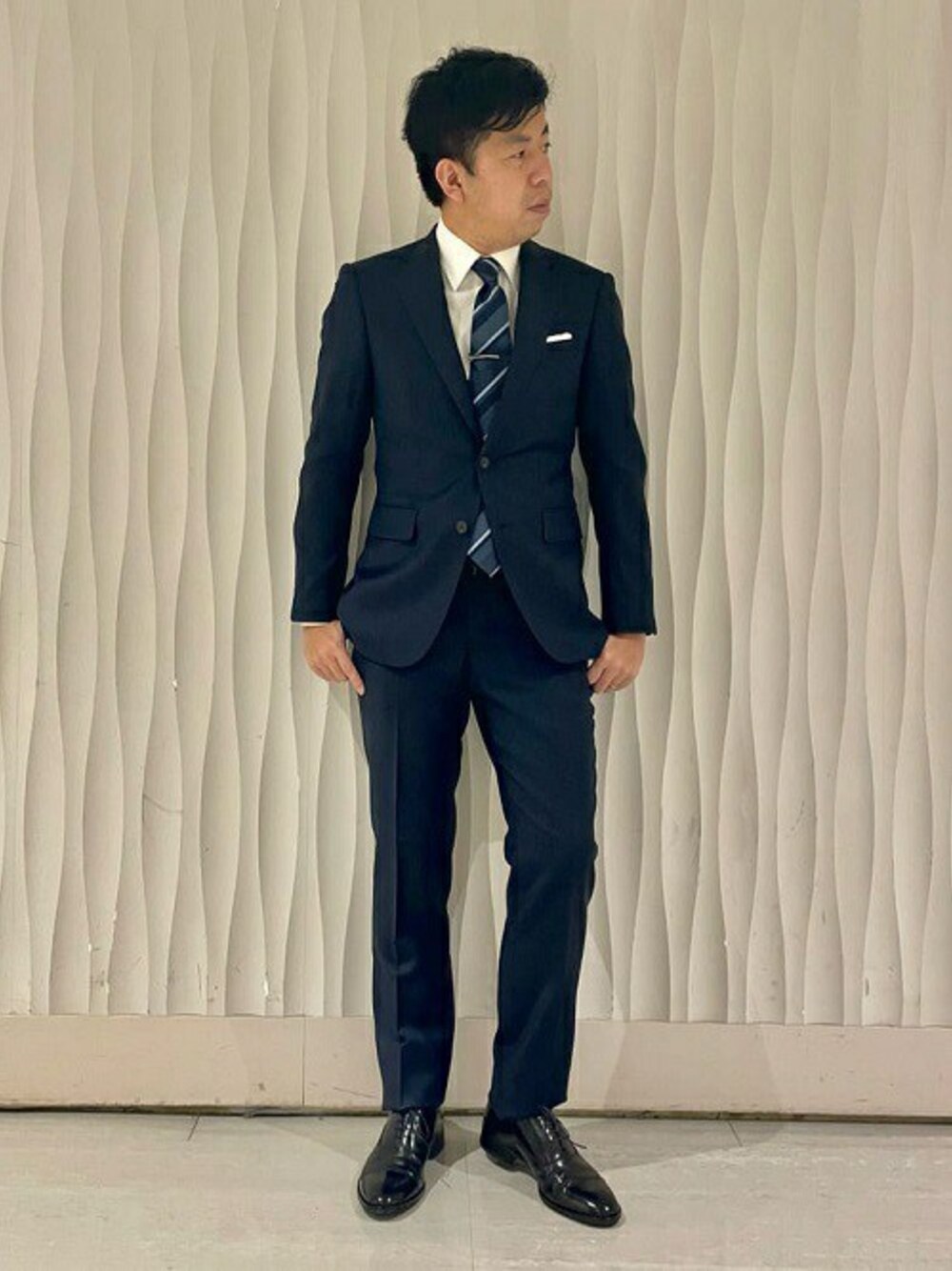 「ストライプ、ドレスシューズ、ネクタイ、タケオキクチ(TAKEO KIKUCHI)、ドレスシャツ、スーツスタイル、TAKEO KIKUCHI」｜「TAKEO KIKUCHIの【Sサイズ～】シャイニーシャクピンヘッド　スーツ（スーツセット、ブルー系）」を使った、TAKEO KIKUCHIさん（メンズ・174cm）の冬コーディネートの1枚目の写真