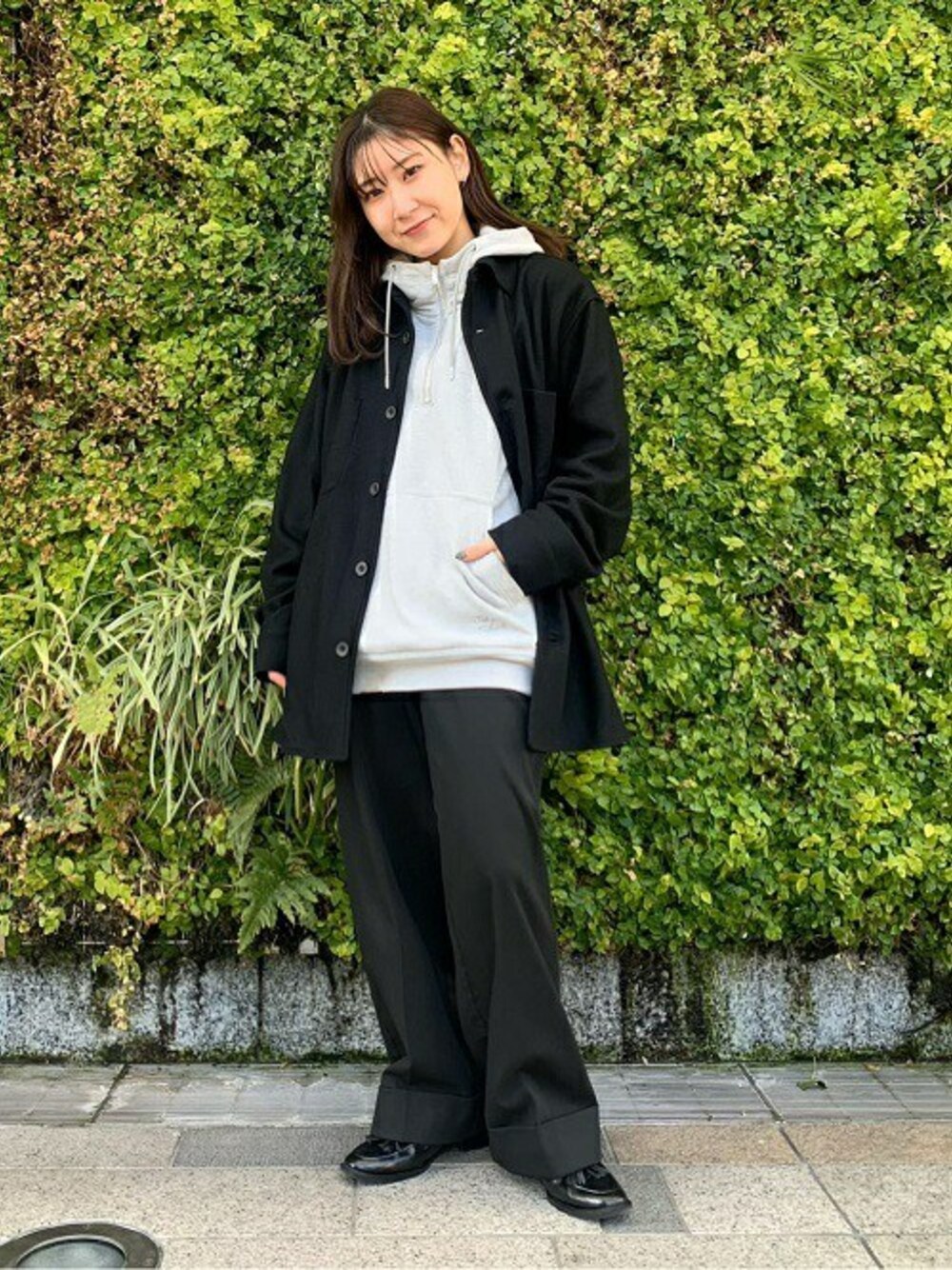 「パーカー、タケオキクチ(TAKEO KIKUCHI)、TAKEO KIKUCHI、シャツブルゾン」｜「TAKEO KIKUCHIのウォッシャブル ウール スムース シャツ（シャツ/ブラウス、ブラック系）」を使った、TAKEO KIKUCHIさん（レディース・154cm）の冬コーディネートの1枚目の写真