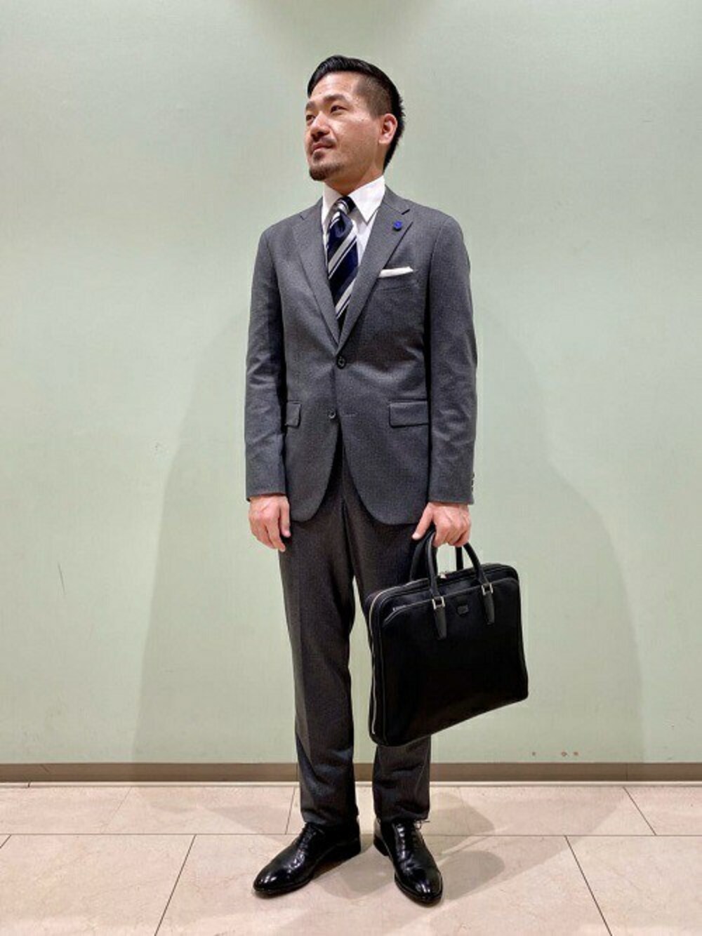 「グレー、タケオキクチ(TAKEO KIKUCHI)、スーツスタイル、TAKEO KIKUCHI」｜「TAKEO KIKUCHIの千鳥プリント ジャージ スーツ（スーツセット、グレー系）」を使った、TAKEO KIKUCHIさん（メンズ・175cm）の冬コーディネートの1枚目の写真