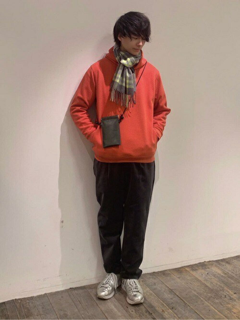 「コーデュロイ、マフラー、パーカー、プルオーバー、カシミヤ、イージーパンツ、タケオキクチ(TAKEO KIKUCHI)、ポーチ、TAKEO KIKUCHI、ダウンファブリック」｜「TAKEO KIKUCHIのブークレ ダンボール フード パーカー（パーカー、オレンジ系）」を使った、TAKEO KIKUCHIさん（メンズ・178cm）の冬コーディネートの1枚目の写真