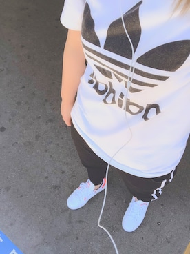 「adidas（アディダス）のトレフォイルTシャツ [TREFOIL TEE] アディダスオリジナルス（Tシャツ/カットソー、ホワイト系）」を使った、まるまるさん（レディース）の春コーディネート