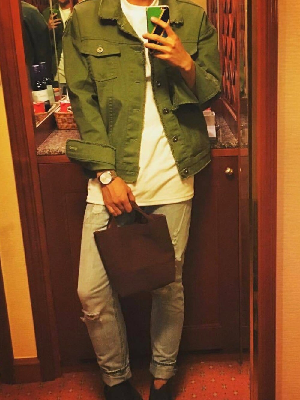 「Renaissance、seoul、gangnam、2016AW」｜「SPAOのアイテム（デニムパンツ、ブルー系）」を使った、沈苏迪さん（メンズ・181cm）の夏コーディネートの1枚目の写真