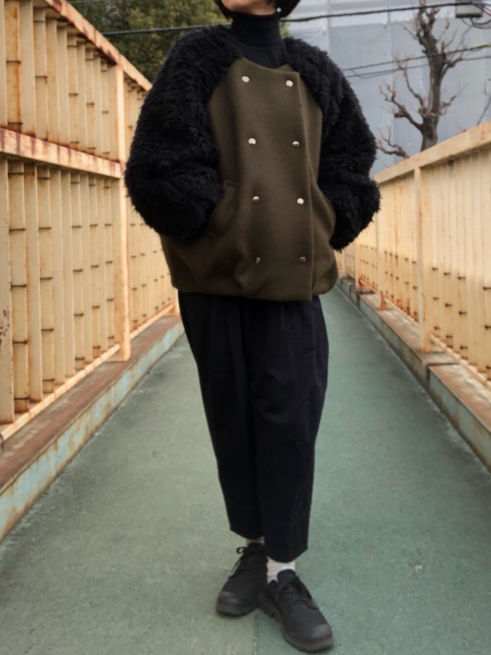 ブラック系のジャケット/アウターを着用したレディースの冬コーディネートの1枚目の写真