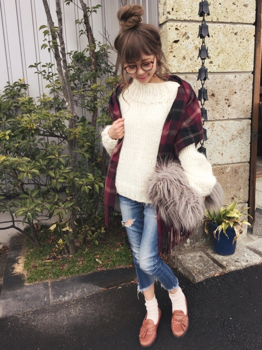 「カジュアルコーデ、大人カジュアル、冬、ニット、クリスマス、白ニット、Ungrid、ファー小物、スキニーデニム、クリスマスカラー」｜「Ungridのハンドタートルルーズニット（ニット/セーター、ホワイト系）」を使った、清水夏姫さん（レディース・160cm）の冬コーディネートの1枚目の写真