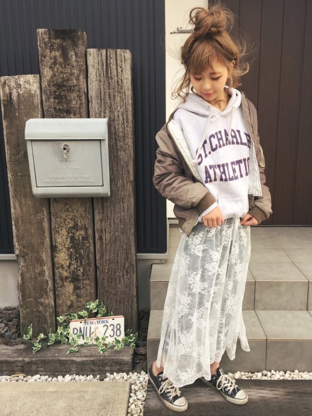 「春、パーカー、MA-1、Ungrid、休日スタイル、シンプル、カジュアルコーデ、ワンピース、レース、ドラフトアングリッド」｜「Ungridのブルゾン（ブルゾン、グリーン系）」を使った、清水夏姫さん（レディース・160cm）の春コーディネートの1枚目の写真