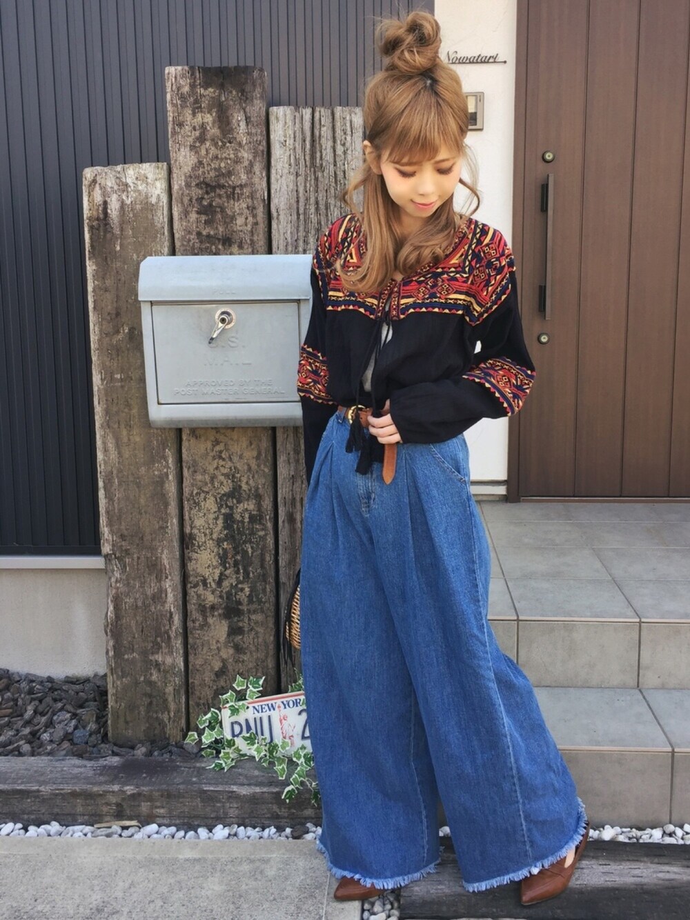 清水夏姫さんの「裾カットオフワイドデニムパンツ（OZOC）」を使ったコーディネート