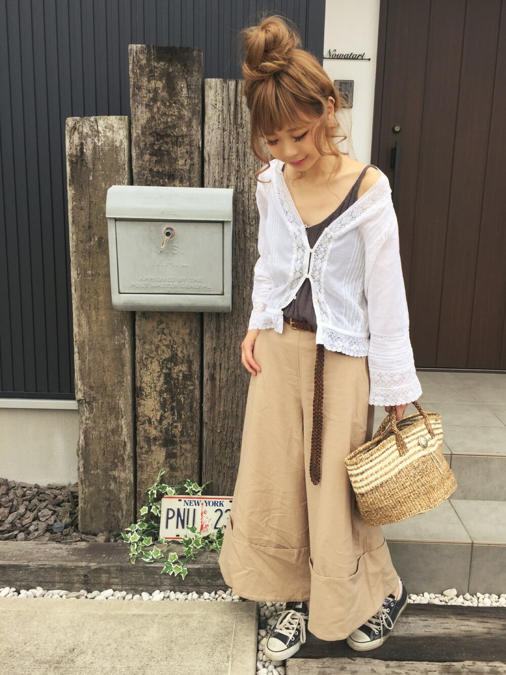 ホワイト系のシャツ/ブラウス、ベージュ系のその他パンツ、グレー系のキャミソールを着用したレディースの夏コーディネートの1枚目の写真