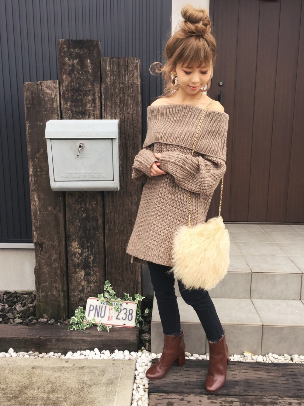 「オフショル、ニット、ファー小物、Ungrid、ショートブーツ、ブーツ、オトナカジュアル、黒スキニー、タートルネック、タートルネックニット」｜「selectshopのアイテム（ショルダーバッグ、ベージュ系）」を使った、清水夏姫さん（レディース・160cm）の秋コーディネートの1枚目の写真
