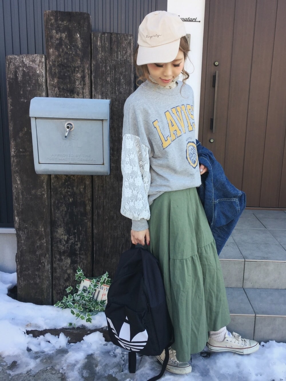 「トレーナー、スウェット、スカート、フレアスカート、キャップ、コンバース、レーストップス、カジュアルコーデ、スニーカーコーデ、リュック」｜「OZOCの裏毛ロゴレース切り替えプルオーバー（スウェット、グレー系）」を使った、清水夏姫さん（レディース・160cm）の冬コーディネートの1枚目の写真