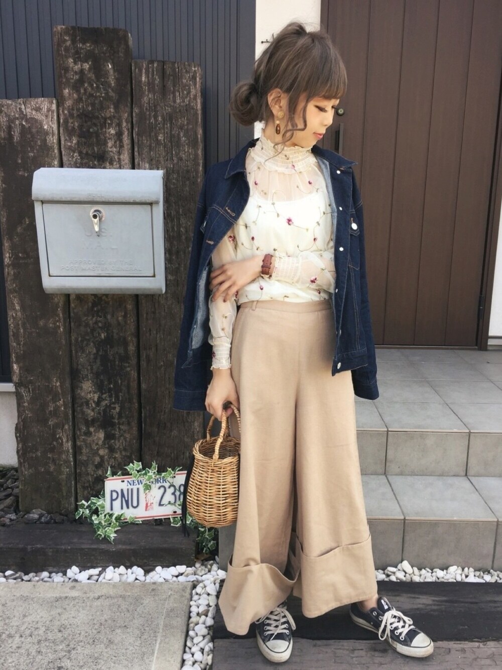「大人カジュアル、レーストップス、ワイドパンツ、Gジャン、ベージュ、ブラウス、スニーカー、オトナ女子、TODAYFUL、かごバッグ」｜「OZOCのオーバーサイズGジャン（デニムジャケット、ブルー系）」を使った、清水夏姫さん（レディース・160cm）の春コーディネートの1枚目の写真