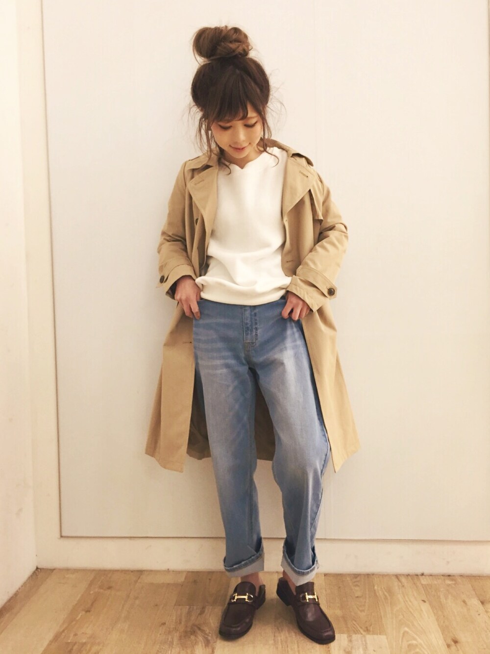 「トレンチコート、春コート、レイヤードstyle、スウェット、トレーナー、ローファー、大人カジュアル、おだんごヘアー、カジュアルコーデ、レイヤードスタイル」｜「OZOCの[洗える]ハイウエストストレッチストレートデニムパンツ（デニムパンツ、ブルー系）」を使った、清水夏姫さん（レディース・160cm）の冬コーディネートの1枚目の写真