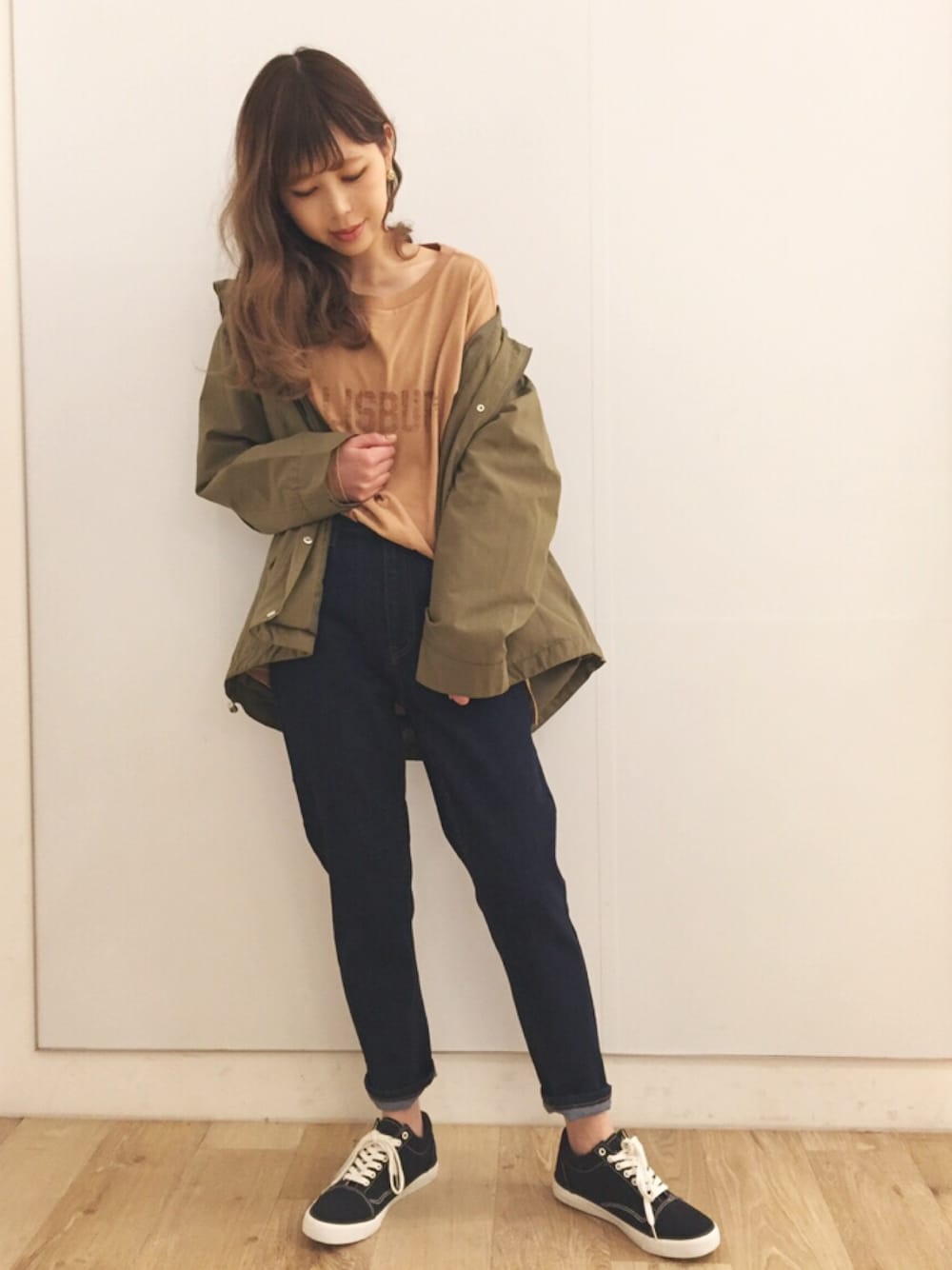 「マウンテンパーカー、春アウター、デニムパンツ、スニーカー、テーパードパンツ、春コーデ、オトナカジュアル、ビックシルエット、OZOC、アウター」｜「OZOCの[洗える]ビッグフードマウンテンパーカー（ブルゾン、グリーン系）」を使った、清水夏姫さん（レディース・160cm）の春コーディネートの1枚目の写真