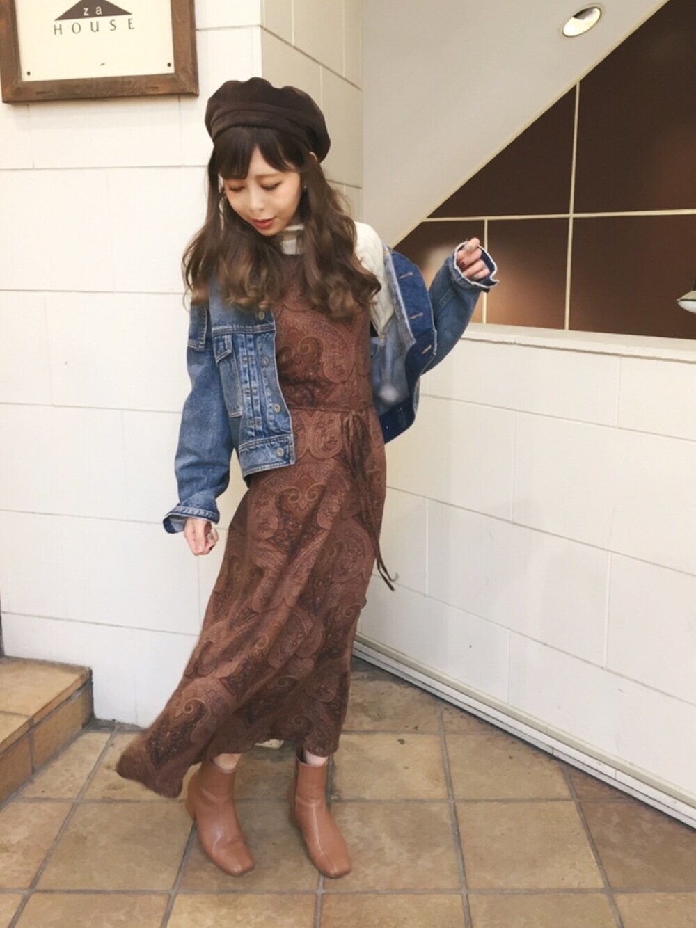 「春、TODAYFUL、ワンピース、オトナ女子、ベレー帽、デニムジャケット、Gジャン、ペイズリー、ペイズリー柄、カジュアルコーデ」｜「TODAYFULのペイズリーエプロンドレス（ワンピース、ブラウン系）」を使った、清水夏姫さん（レディース・160cm）の春コーディネートの1枚目の写真