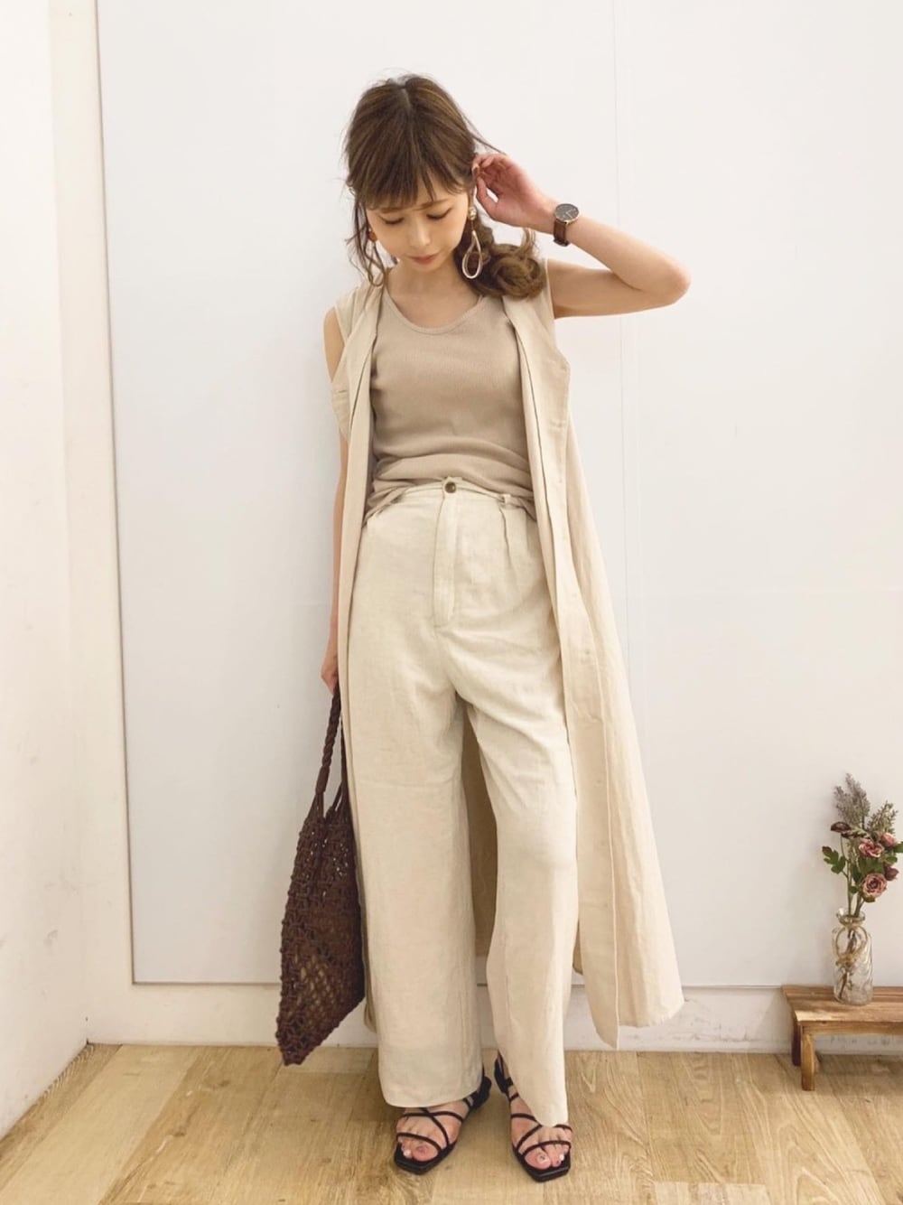 「リネン、リネンパンツ、ワイドパンツ、ワントーンコーデ、ベージュ、ベージュコーデ、ワンショルダー、ジレ、オトナカジュアル、ポニーテール」｜「OZOCの[洗える]アシメネック リブタンクトップ（タンクトップ、ベージュ系）」を使った、清水夏姫さん（レディース・160cm）の夏コーディネートの1枚目の写真