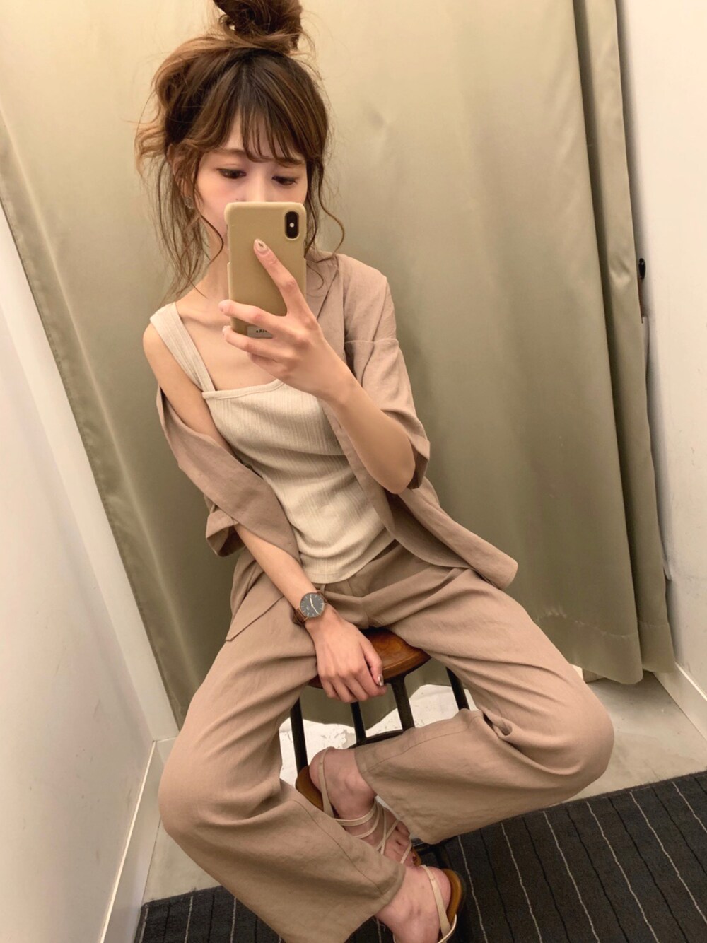 「セットアップ、セットアップスタイル、ワントーンコーデ、ベージュ、ベージュコーデ、タンクトップ、おだんごヘアー、メンズライク、ワンショルダー、ゆるコーデ」｜「OZOCの[洗える]レーヨン混開襟シャツ（シャツ/ブラウス、ベージュ系）」を使った、清水夏姫さん（レディース・160cm）の夏コーディネートの1枚目の写真