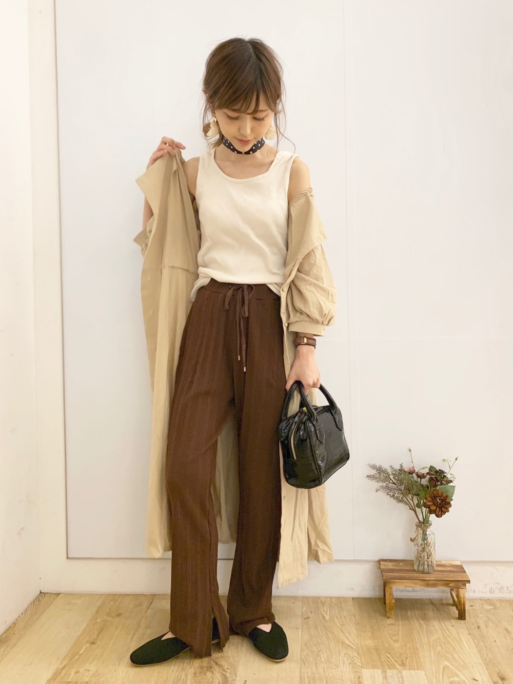 「ニットパンツ、ワンピース、ガウン、オトナカジュアル、ロングワンピース、ワントーンコーデ、スカーフ、ワイドパンツ、秋コーデ、きれいめカジュアル」｜「Newlymeのアイテム（ワンピース/ドレス、ベージュ系）」を使った、清水夏姫さん（レディース・160cm）の夏コーディネートの1枚目の写真