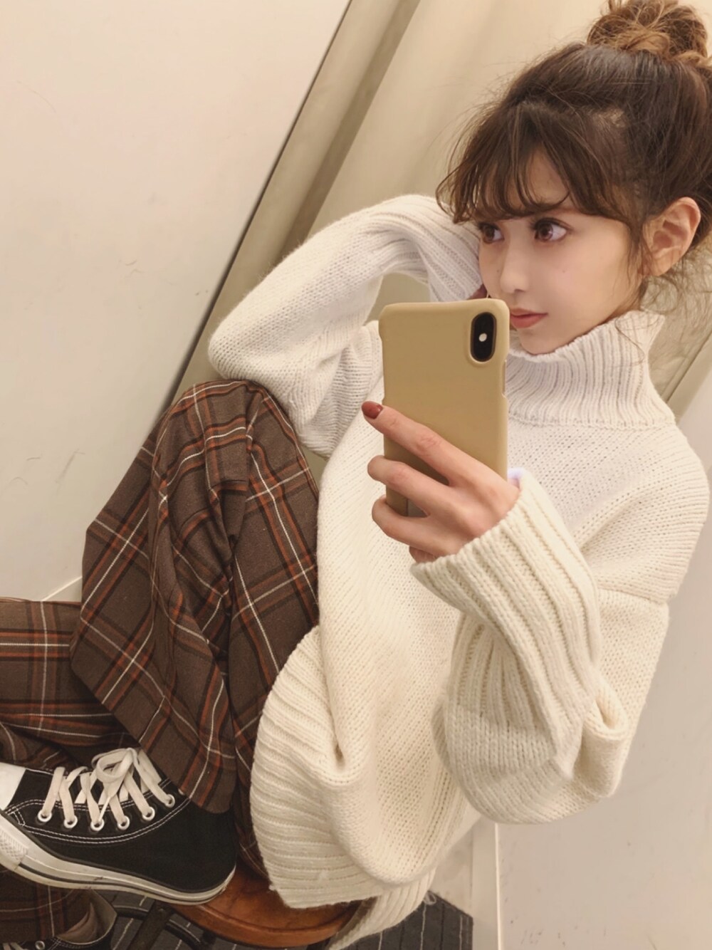 「オトナカジュアル、チェックパンツ、おだんごヘアー、タートルネック、タートルネックニット、ニットコーデ、白ニット、デート、冬コーデ、コンバース」｜「OZOCの[洗える]ゆるタートルニット（ニット/セーター、ホワイト系）」を使った、清水夏姫さん（レディース・160cm）の秋コーディネートの1枚目の写真