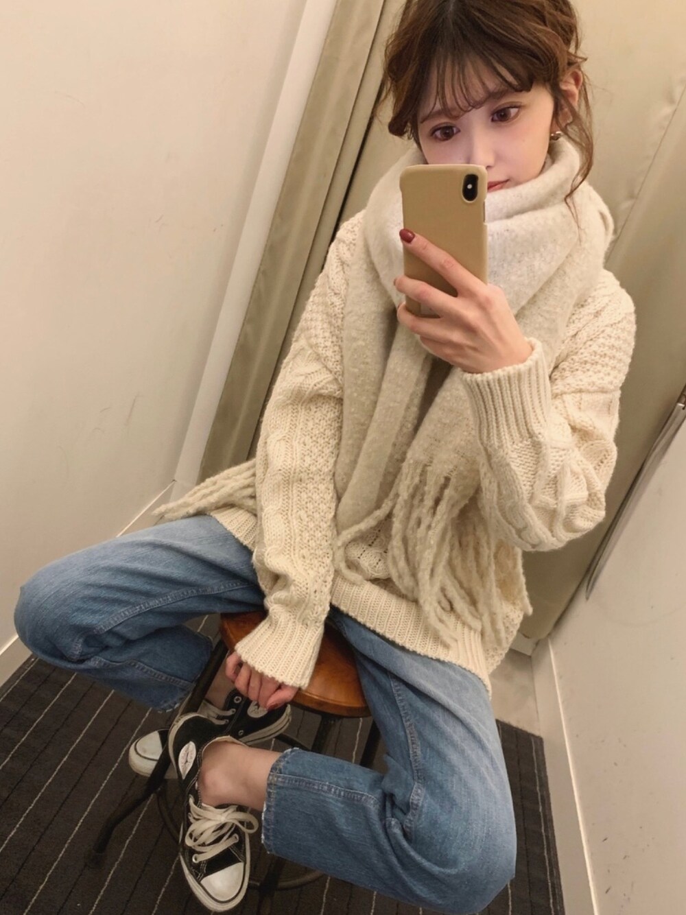 「大人カジュアル、ストール、ケーブルニット、年末WEAR感謝祭、コンバース、ビッグシルエット、ゆるニット、ニット、白ニット、デニムパンツ」｜「OZOCの[洗える]アランビッグニット（ニット/セーター、ベージュ系）」を使った、清水夏姫さん（レディース・160cm）の冬コーディネートの1枚目の写真