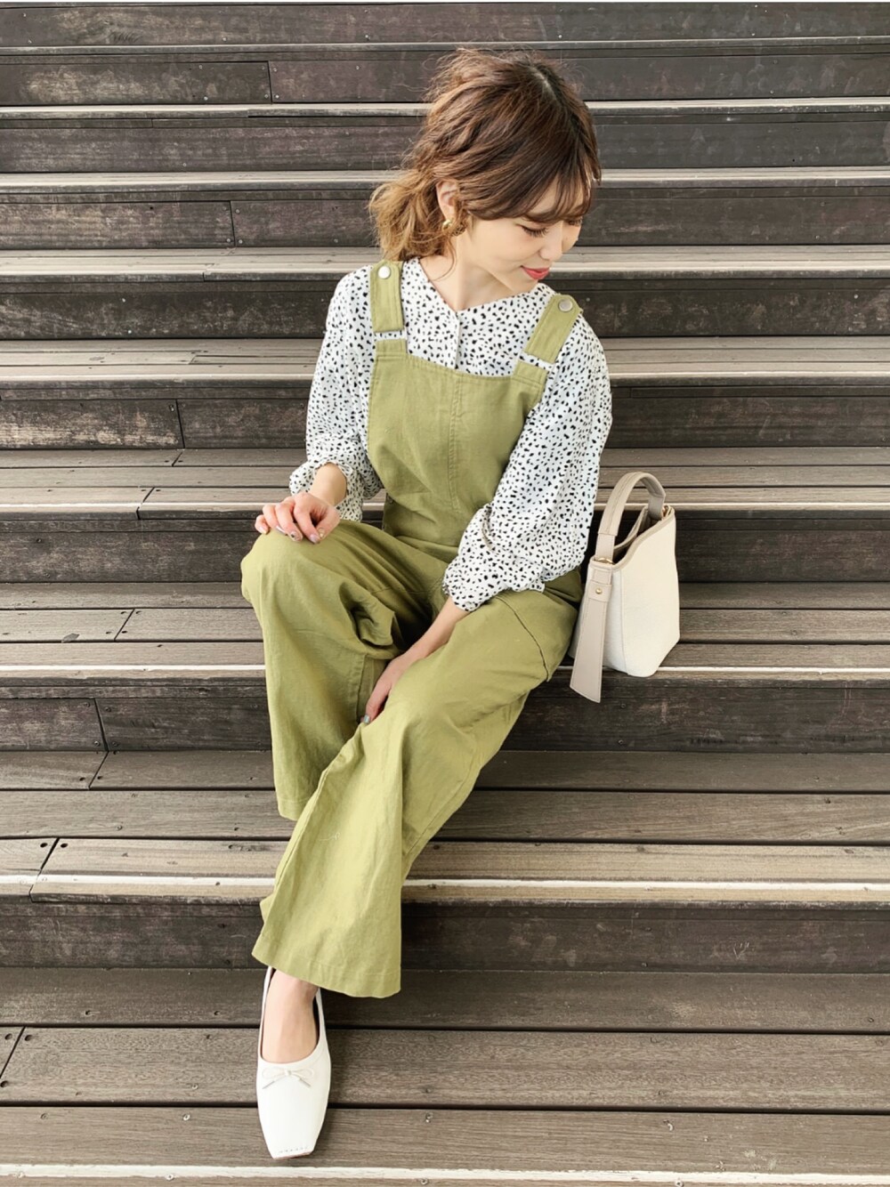 「ロンパース、オーバーオール、サロペット、春コーデ、ラクチンコーデ、ブラウス、はるコーデ、フラットシューズ、グリーン、バレエシューズ」｜「OZOCの[洗える/26(S)/52(LL)WEB限定サイズ]ツイストタックスリーブブラウス（シャツ/ブラウス、ホワイト系）」を使った、清水夏姫さん（レディース・160cm）の春コーディネートの1枚目の写真