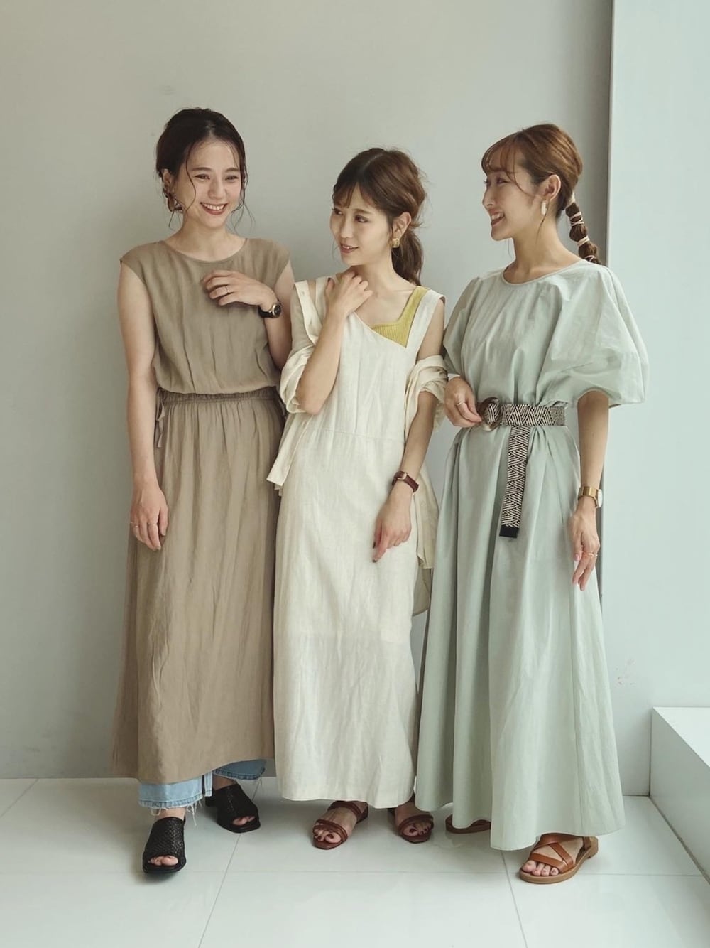 「リンクコーデ、リラックススタイル、シアーシャツ、夏コーデ、キャミワンピ、ホワイトコーデ、シースルー、マキシスカート、ノースリーブ、休日スタイル」｜「OZOCの[コラボ]バルーン袖ワンピース（ワンピース、グリーン系）」を使った、清水夏姫さん（レディース・160cm）の夏コーディネートの1枚目の写真
