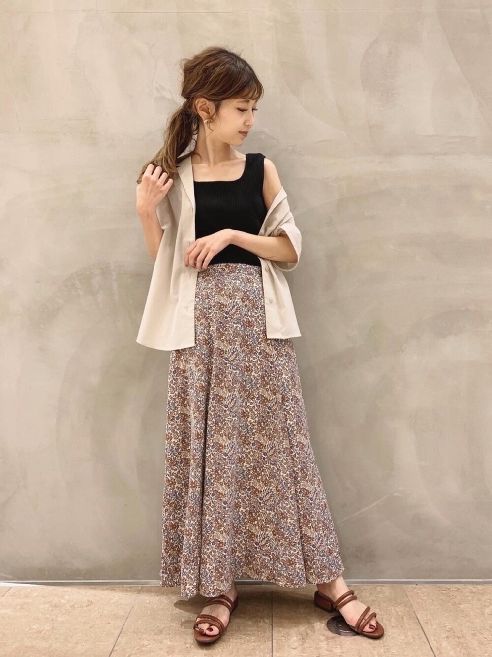 「シアーシャツ、花柄スカート、休日スタイル、くすみカラー、フレアスカート、プチプラ、秋のコーデ、ノースリーブ、ロングスカート、OZOC」｜「OZOCの[洗える]シアー開襟シャツ（シャツ/ブラウス、ベージュ系）」を使った、清水夏姫さん（レディース・160cm）の夏コーディネートの1枚目の写真