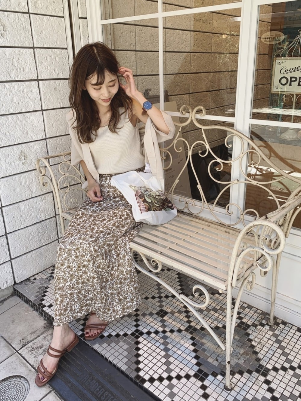 「シアーシャツ、シースルー、秋コーデ、秋服準備はじめました、スタッフセンバツ、花柄スカート、ワントーンコーデ、シャツスタイル、オトナ女子、ロングスカート」｜「OZOCの[洗える]総柄ジャガードマキシスカート（スカート、ホワイト系）」を使った、清水夏姫さん（レディース・160cm）の秋コーディネートの1枚目の写真