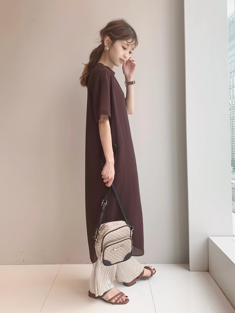 「シースルー、シアーワンピース、秋のコーデ、秋服準備はじめました、ショルダーバッグ、オトナカジュアル、プリーツパンツ、フレアパンツ、ゆるコーデ、オーバーサイズ」｜「OZOCのシアーレイヤードTシャツワンピース（ワンピース、ブラウン系）」を使った、清水夏姫さん（レディース・160cm）の秋コーディネートの1枚目の写真